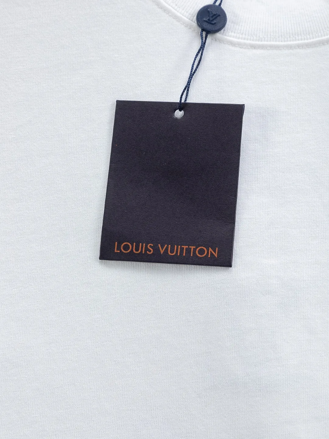 🅿️200 Louis Vuitton 1V LV lv slightly wide version S-XL LV 26ss new products are available at counters simultaneously. Multiple craftsmanship. Water-worn front and rear denim patches with letters 🪡 embroidery. Round neck short-sleeved T-shirt, same style for men and women! Consigned to one-to-one creation. Synchronized with the official website, pure cotton fabrics at the counter! It is close to the skin and comfortable, durable and easy to wear. It has a classic and simple logo design and meticulous original craftsmanship. Short-sleeves, a must-have item for men, do not appear to be the same for the general public, but must be unique and eye-catching. This LV short-sleeve is all about quality, comfort, the same shape and fashion as always, including fabrics and cutting techniques. All of them have been made with great effort! 320 grams of washed pure cotton fabric, pure cotton is breathable, very refreshing and comfortable for daily wear. The rib knitting on the neckline is smooth and tight, and the neckline will not be skewed if you toss it at will. The loose version, you will find that it looks really good on the upper body. The overall is minimalist and neat, super versatile for daily use! Pair it casually with a pair of pants for a youthful look. A T-shirt will make your outfit crazy. It is a fashionable item that can never go wrong! Color: Black White Size: S-XL Size chart: S: Shoulder width 50-Bust 56-Length 70 M: Shoulder width 52-Bust 57-Length 72 L: Shoulder width 54-Bust 59-Length 74 XL: Shoulder width 56-Bust 62-Length 76